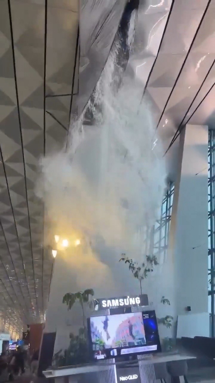 Endonezya’da şiddetli yağış nedeniyle havalimanı çatısı çöktü
