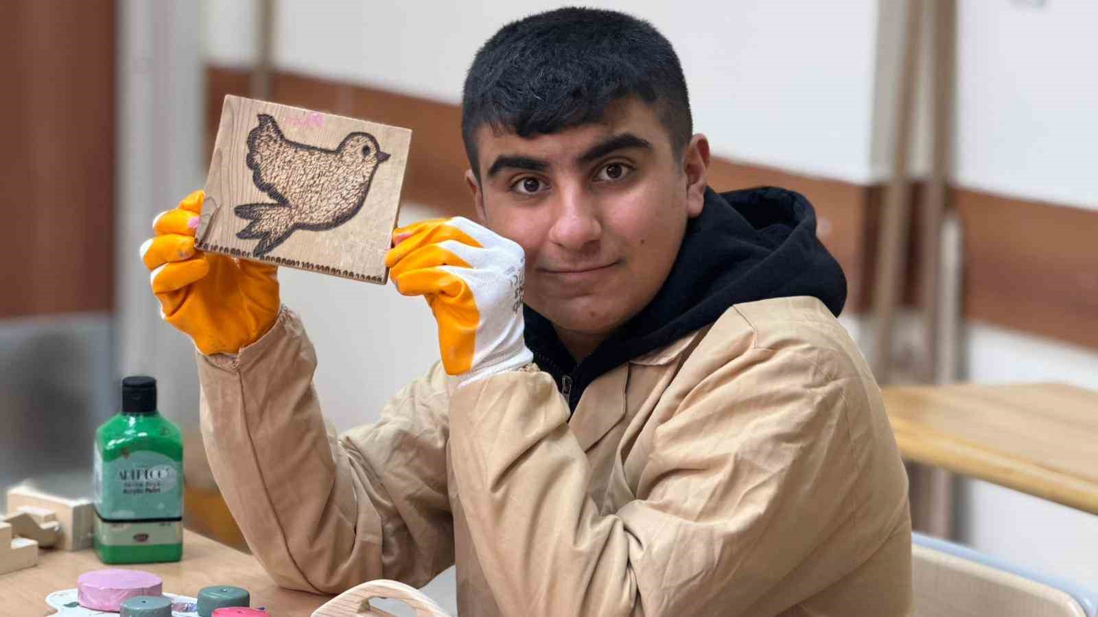 Engelleri ahşapla aşıyorlar: Siverek’te öğrencilerden sanata dokunuş
