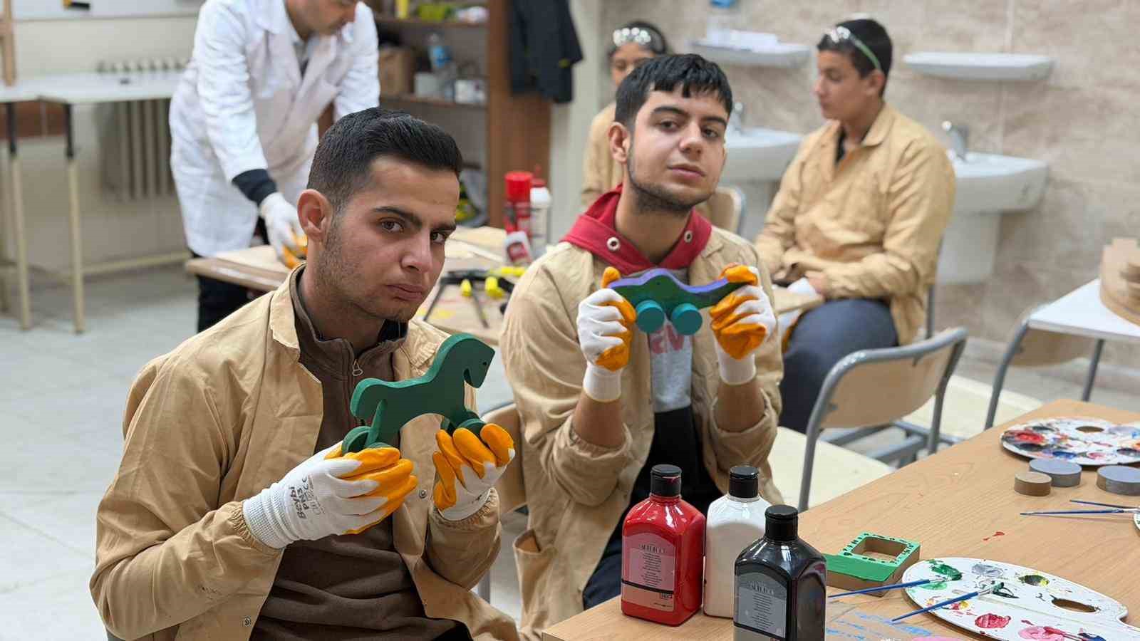 Engelleri ahşapla aşıyorlar: Siverek’te öğrencilerden sanata dokunuş
