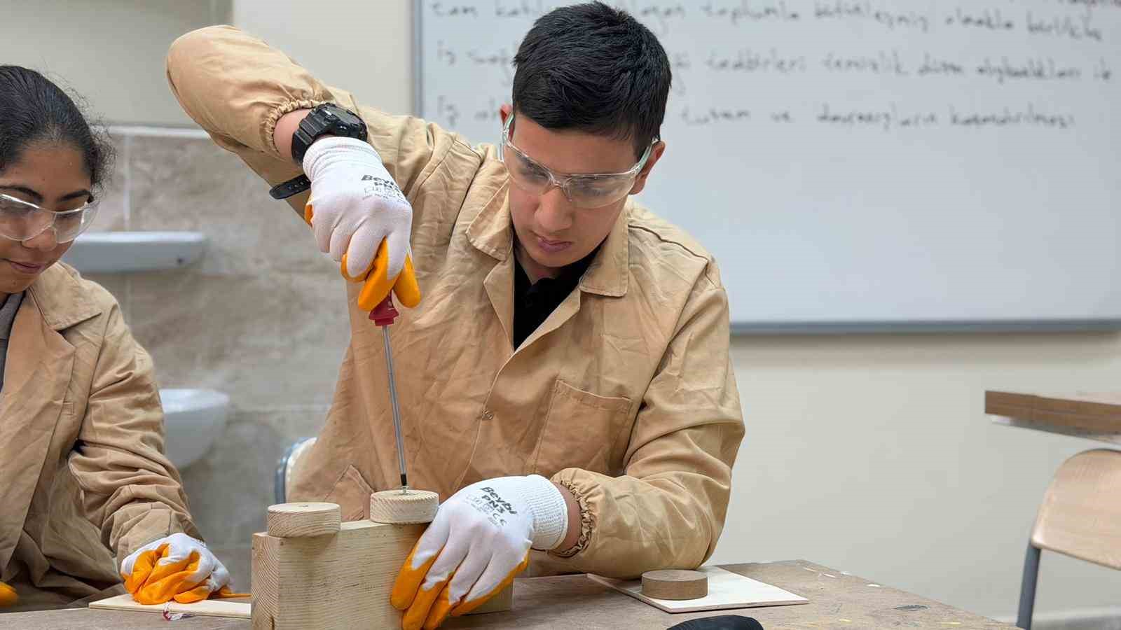 Engelleri ahşapla aşıyorlar: Siverek’te öğrencilerden sanata dokunuş
