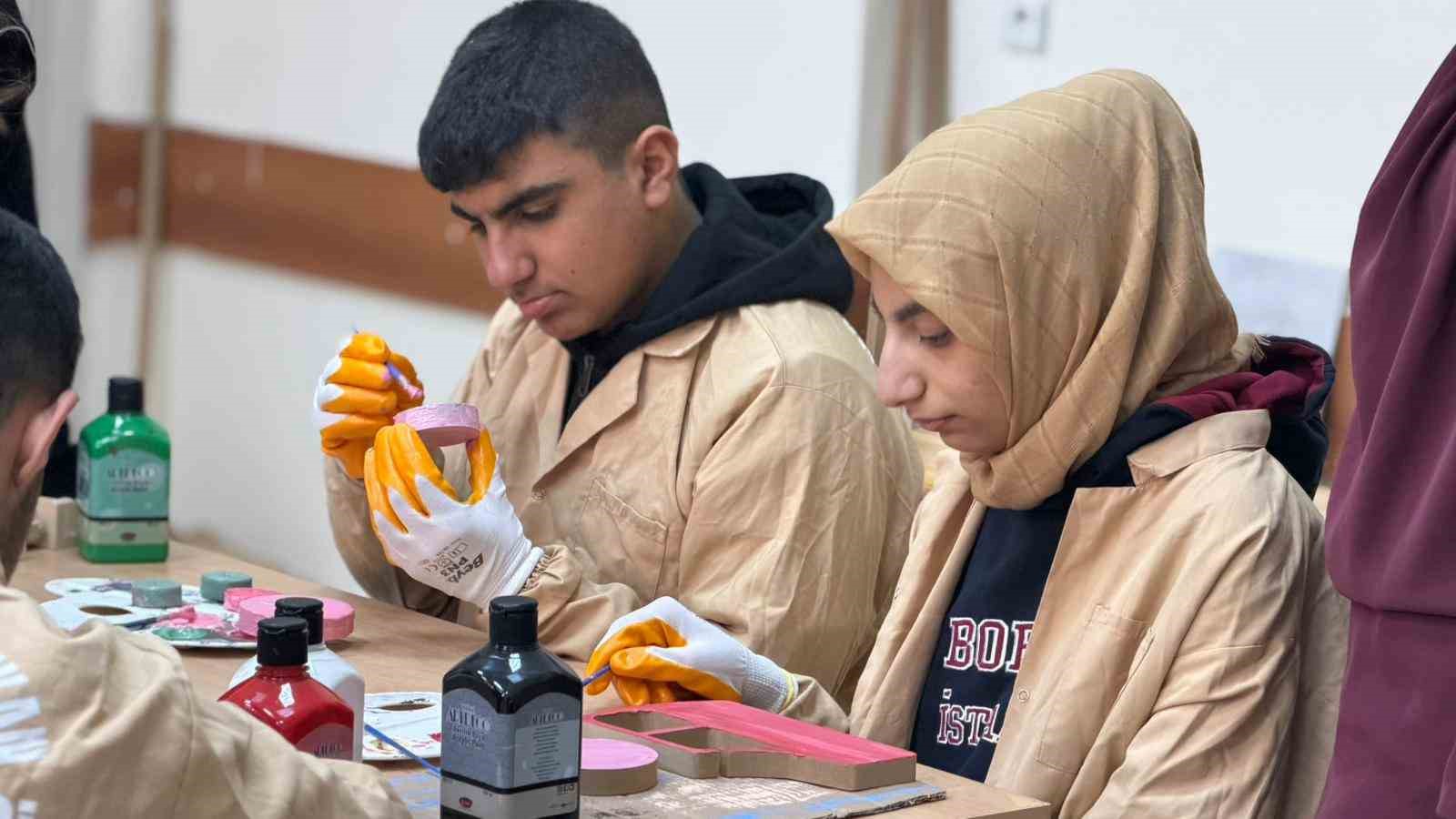 Engelleri ahşapla aşıyorlar: Siverek’te öğrencilerden sanata dokunuş
