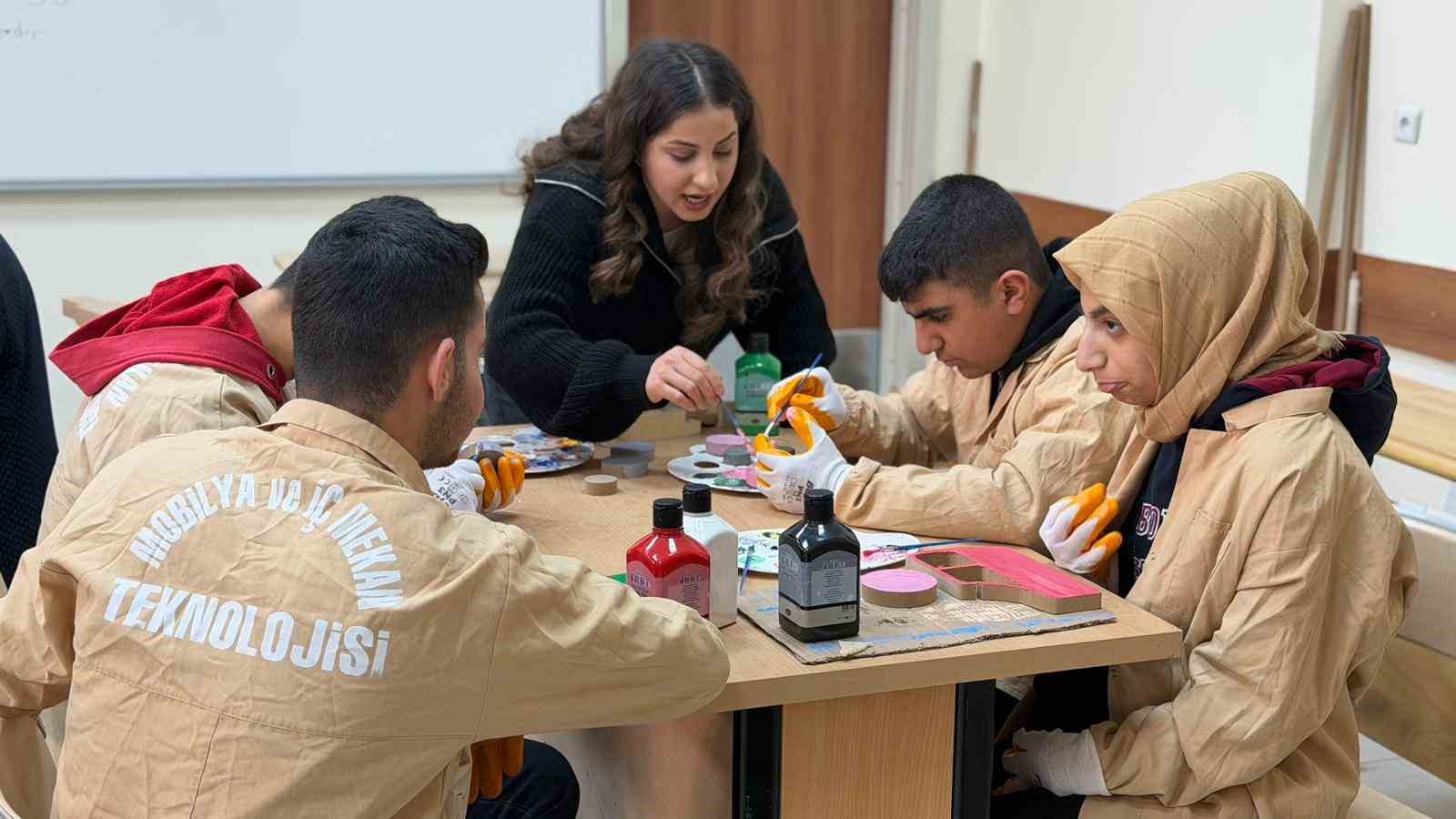 Engelleri ahşapla aşıyorlar: Siverek’te öğrencilerden sanata dokunuş
