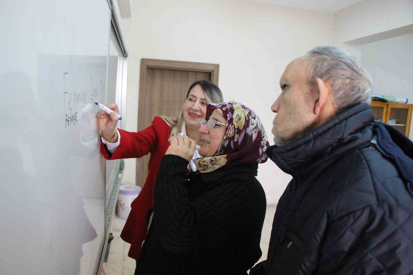 Engelleri aşıp okuma yazma kursuna katıldılar: 30 yıllık çiftten ders alınacak aşk hikayesi
