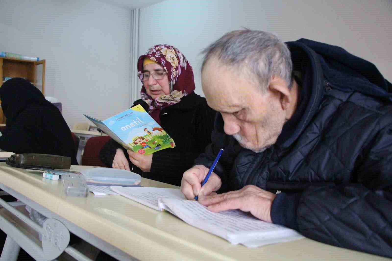 Engelleri aşıp okuma yazma kursuna katıldılar: 30 yıllık çiftten ders alınacak aşk hikayesi
