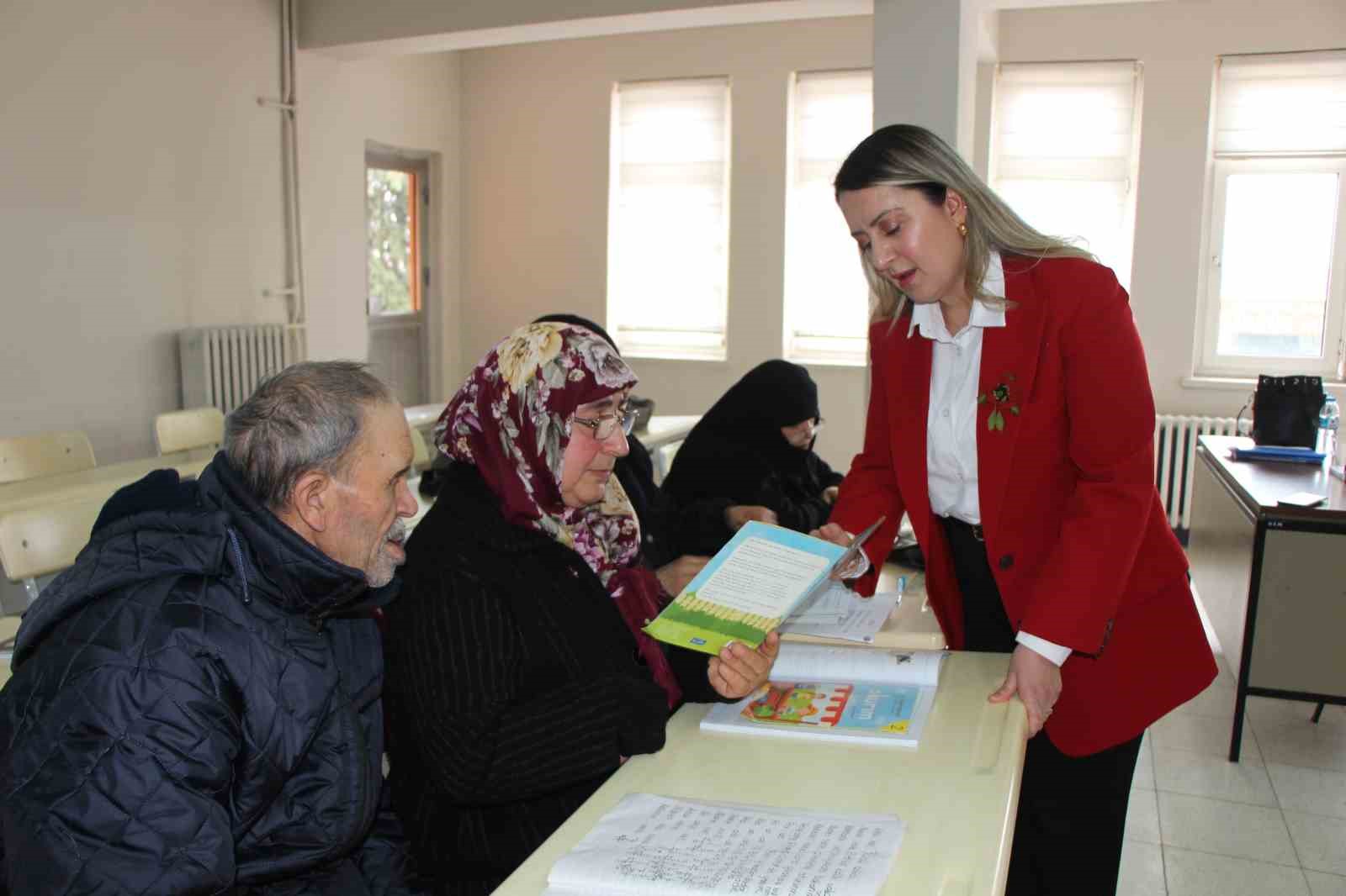 Engelleri aşıp okuma yazma kursuna katıldılar: 30 yıllık çiftten ders alınacak aşk hikayesi
