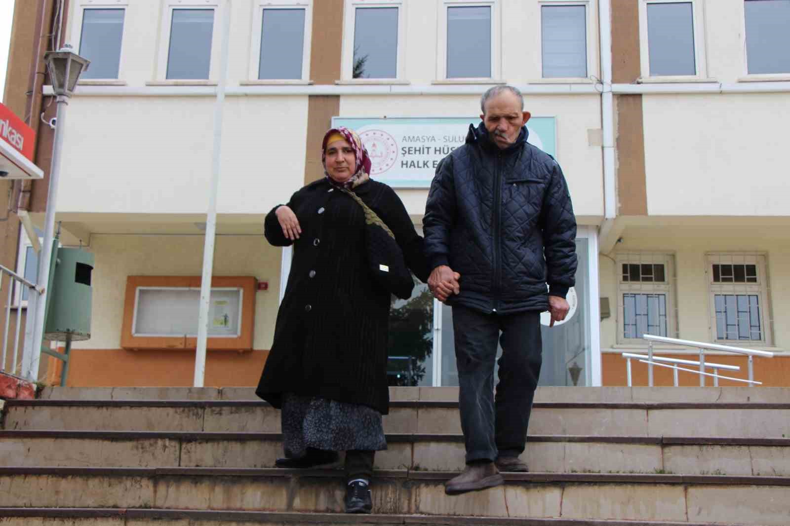 Engelleri aşıp okuma yazma kursuna katıldılar: 30 yıllık çiftten ders alınacak aşk hikayesi
