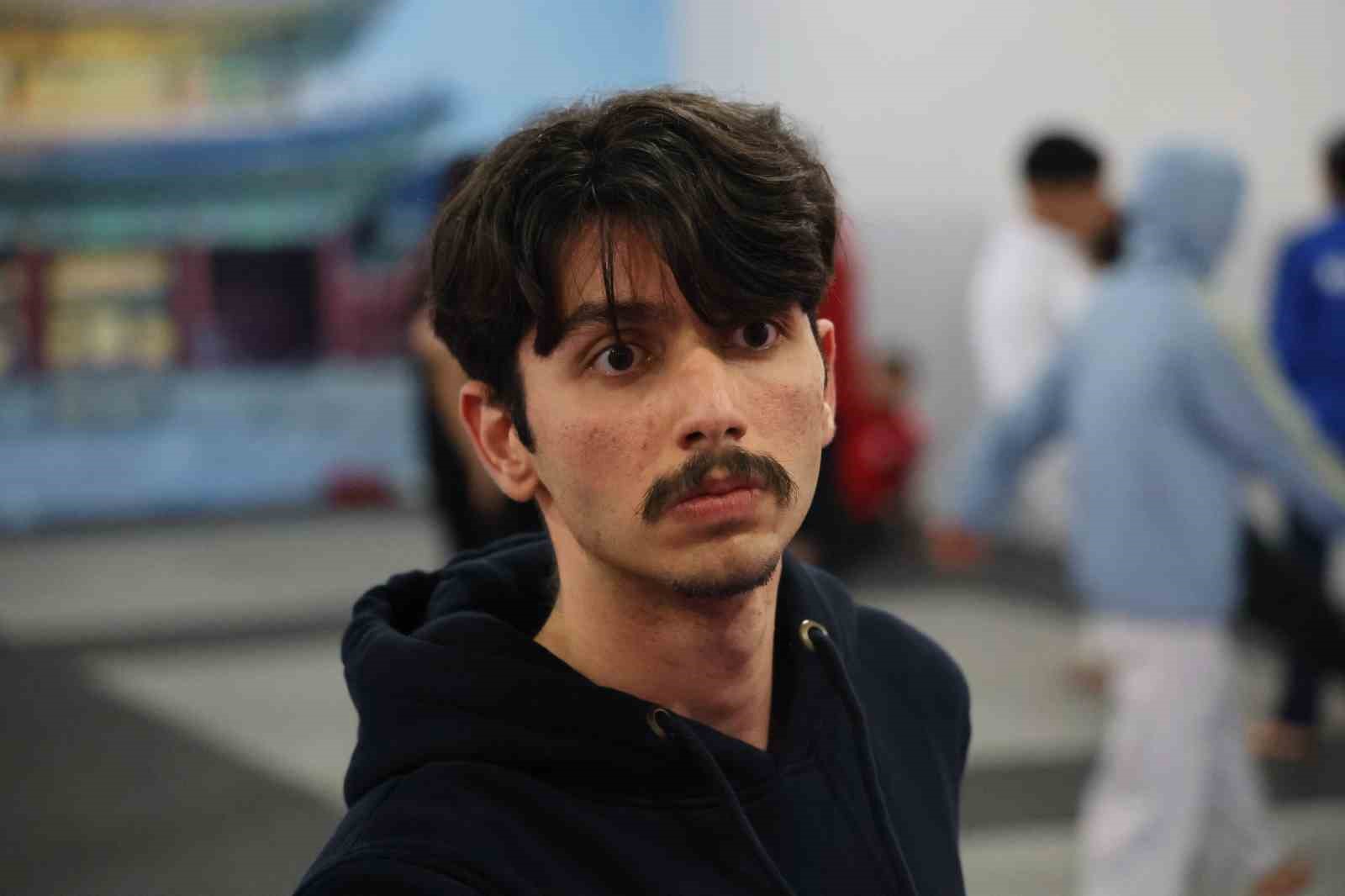 Engellerin aşıldığını para taekwondo Türkiye şampiyonu Furkan Kaan Ata gösterdi
