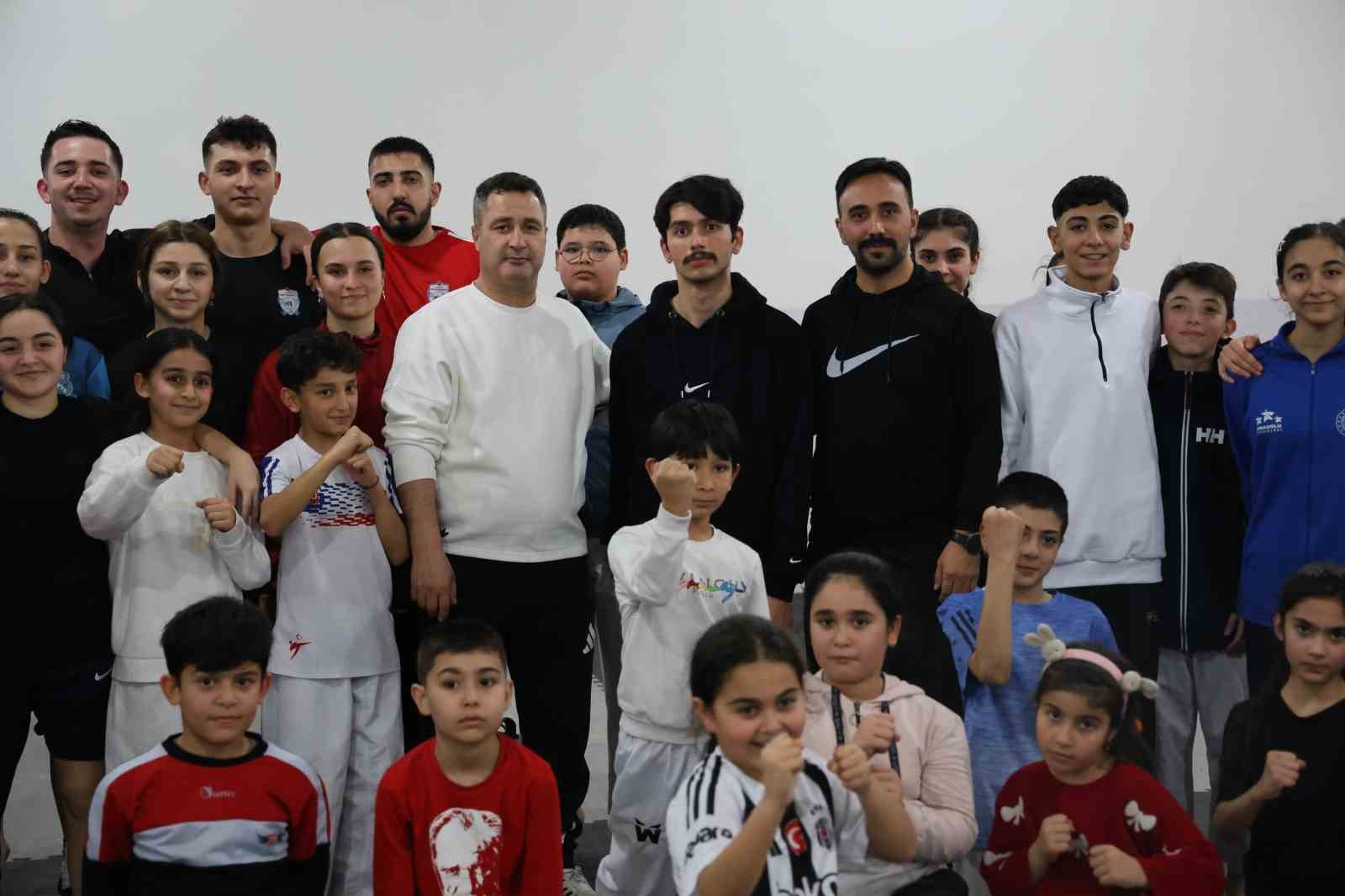 Engellerin aşıldığını para taekwondo Türkiye şampiyonu Furkan Kaan Ata gösterdi
