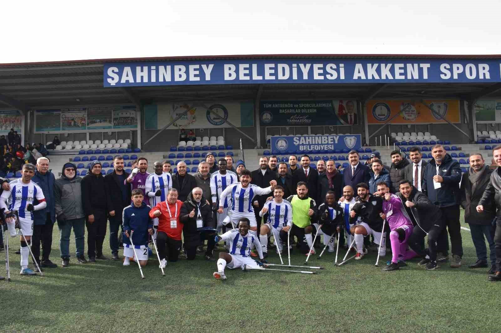 Engellerini ampute futbolla aşıyorlar
