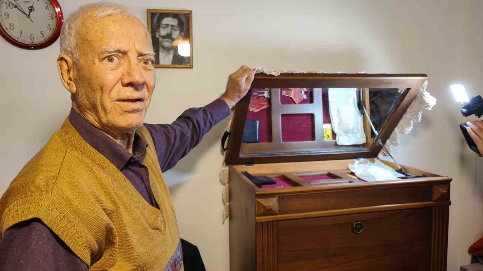 Engelli adamın eşi ölünce gizli bölmeye kaldırdığı 1 kilo altını çalındı iddiası
Engelli adamın eşi ölünce gizli bölmeye kaldırdığı 1 kilo altını çalındı iddiası