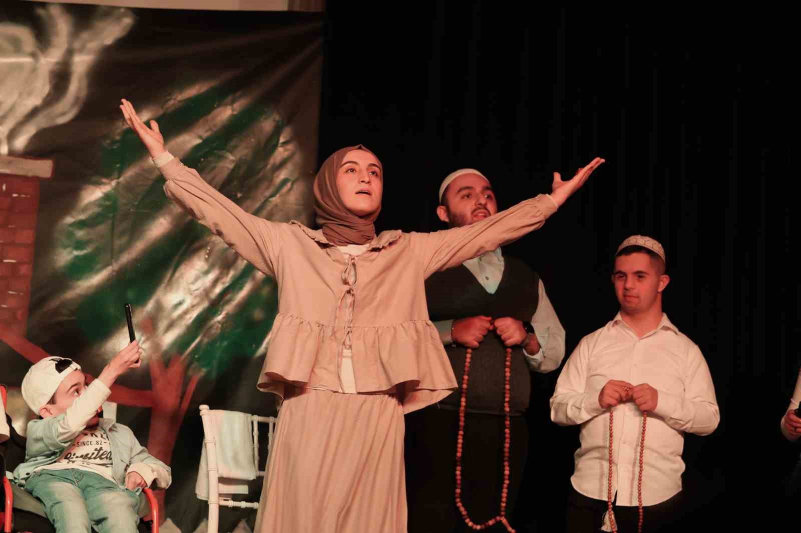 Engelli Bireyler Sahnede Usta Sanatçılara Taş Çıkarttı
