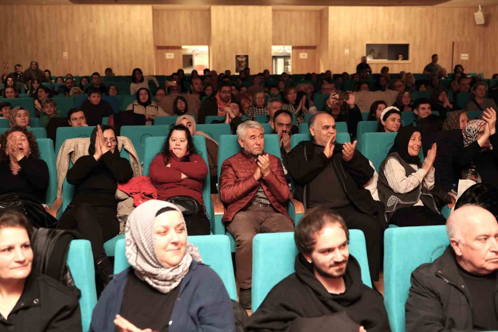 Engelli Bireyler Sahnede Usta Sanatçılara Taş Çıkarttı
