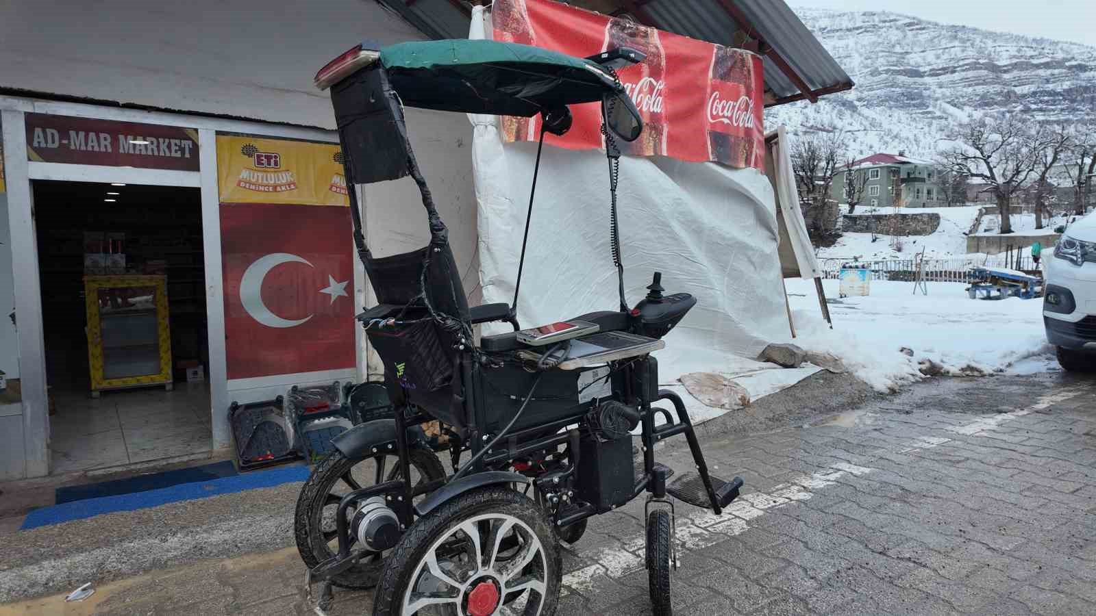 Engelli çocuğu için akülü sandalyeyi arabaya çevirdi

