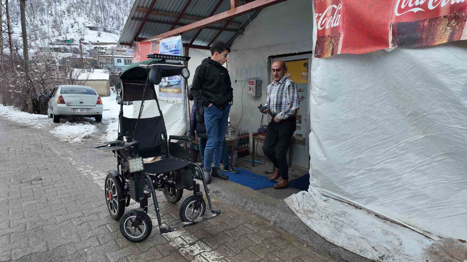Engelli çocuğu için akülü sandalyeyi arabaya çevirdi
