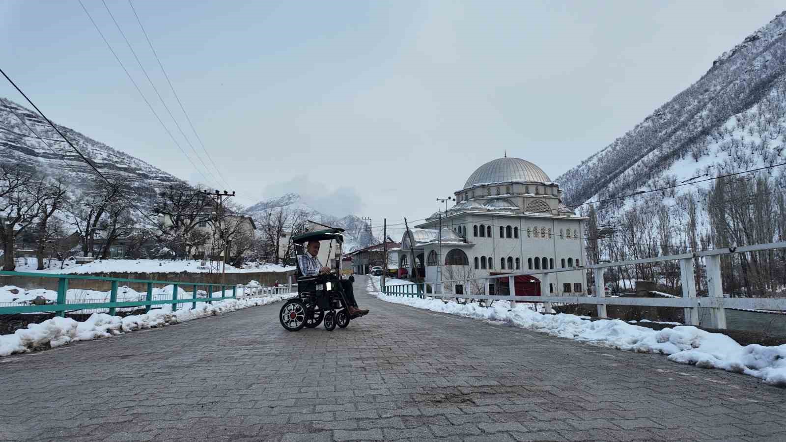 Engelli çocuğu için akülü sandalyeyi arabaya çevirdi
