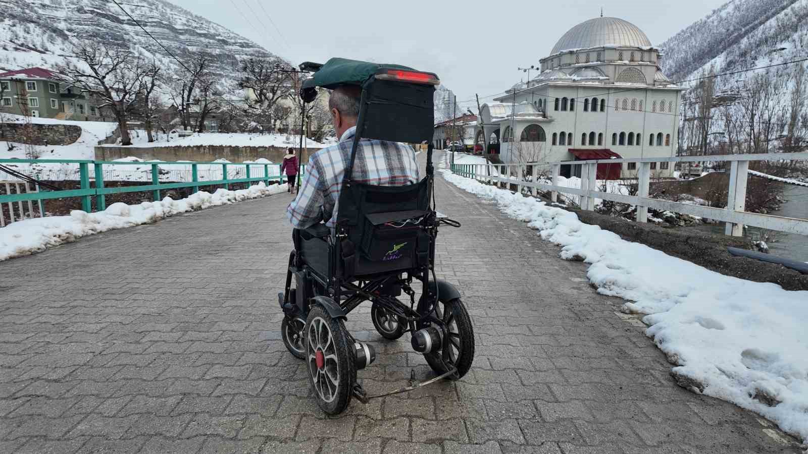 Engelli çocuğu için akülü sandalyeyi arabaya çevirdi

