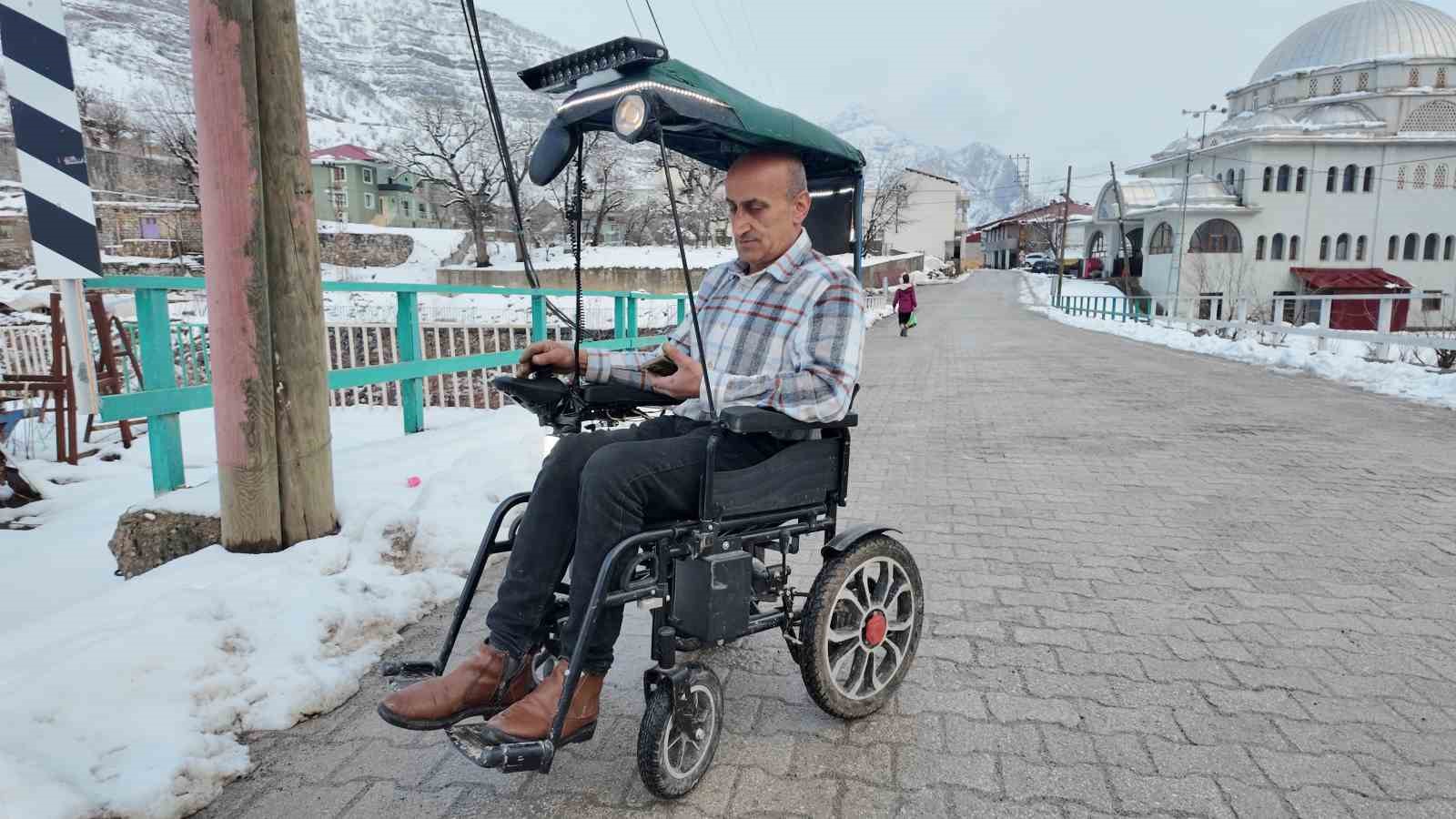 Engelli çocuğu için akülü sandalyeyi arabaya çevirdi
