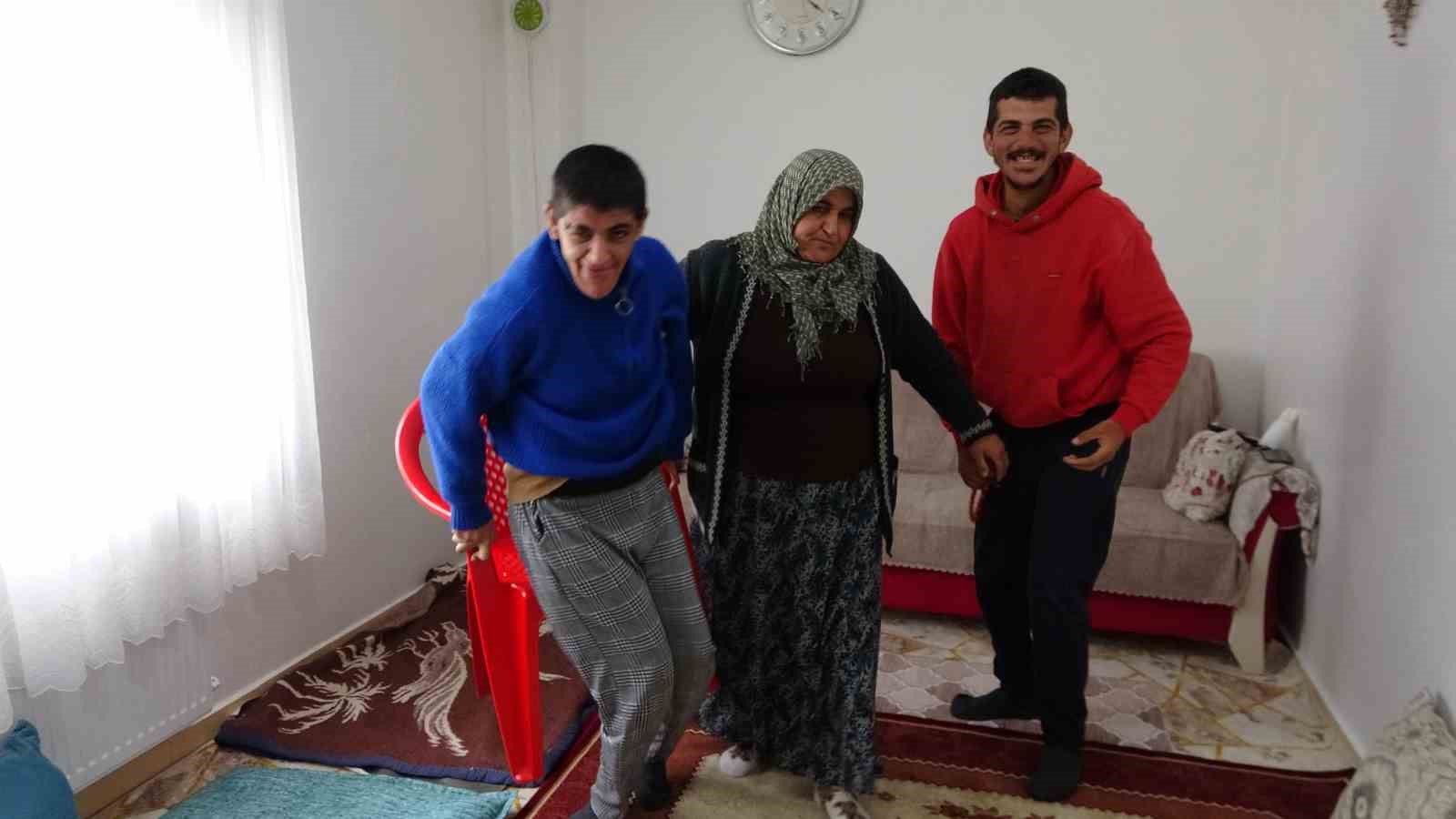 Engelli çocuklarına hem anne hem baba oldu
