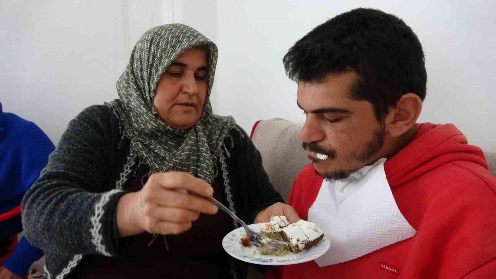 Engelli çocuklarına hem anne hem baba oldu
