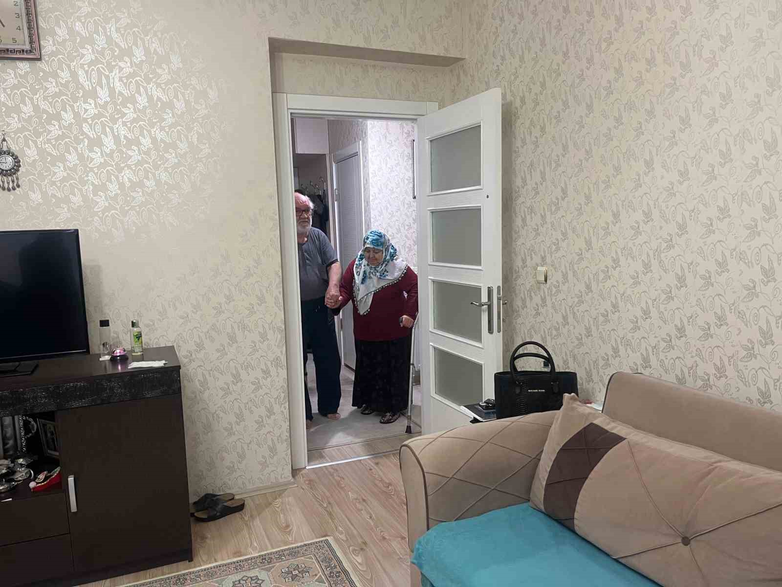 Engelli eşi için evlerinin önündeki sokakta engelli park yeri istiyor
