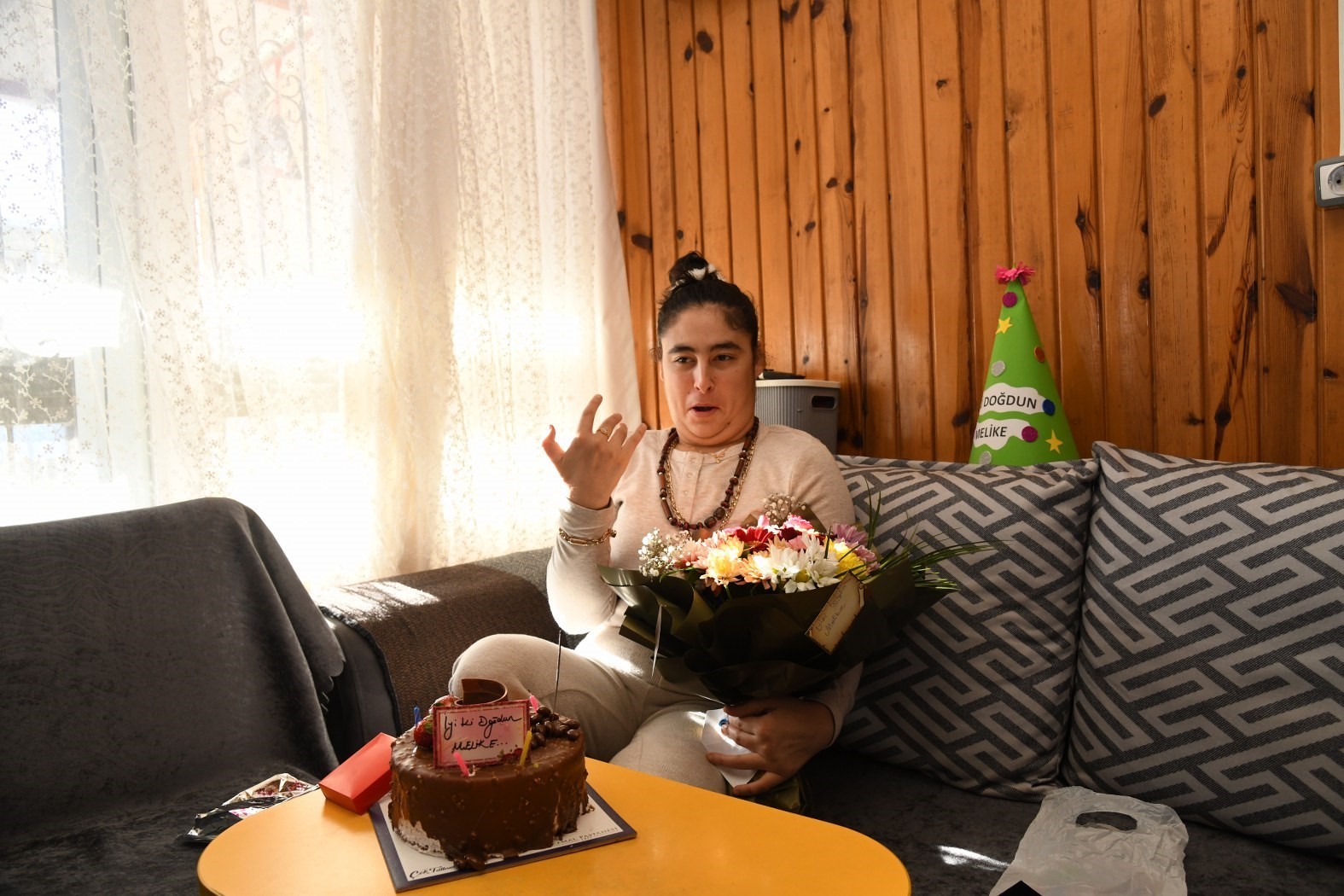 Engelli gencin yüzünü güldüren doğum günü sürprizi
