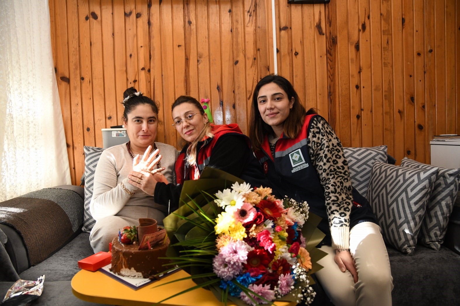 Engelli gencin yüzünü güldüren doğum günü sürprizi
