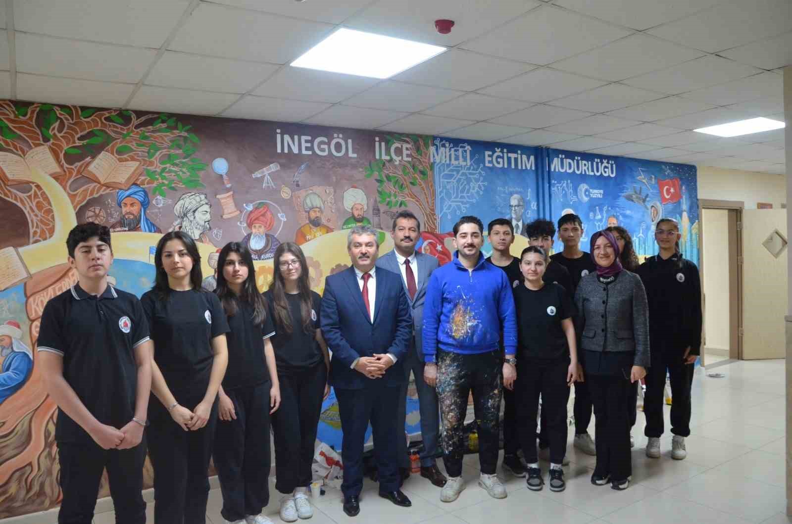 Engelli öğretmen hayal gücünü kullandı, Türkiye Yüzyılı Maarif Modeli müfredatını duvara resmetti
