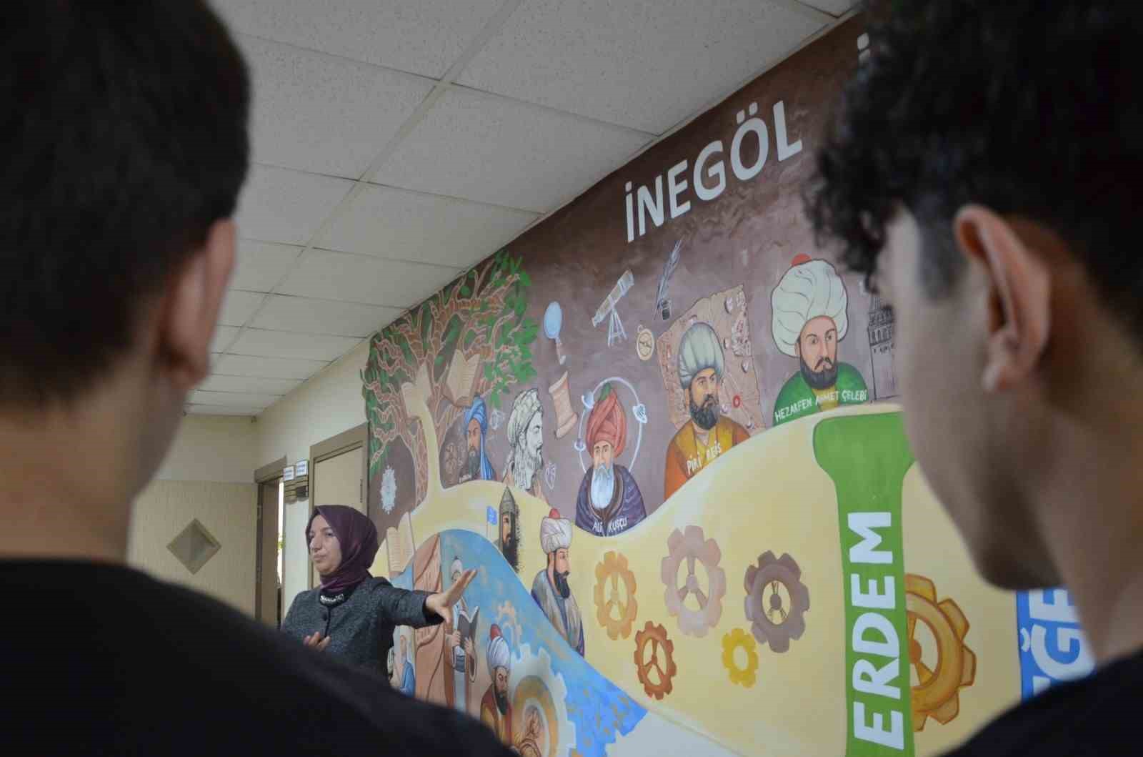 Engelli öğretmen hayal gücünü kullandı, Türkiye Yüzyılı Maarif Modeli müfredatını duvara resmetti
