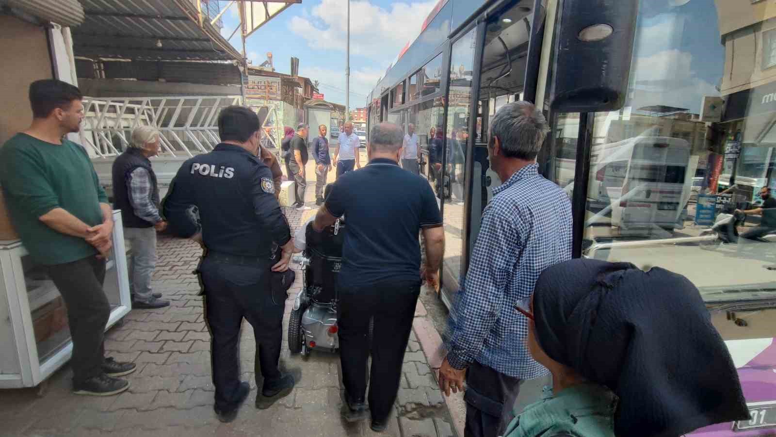 Engelli vatandaş belediye otobüsüne polis eşliğinde binebildi

