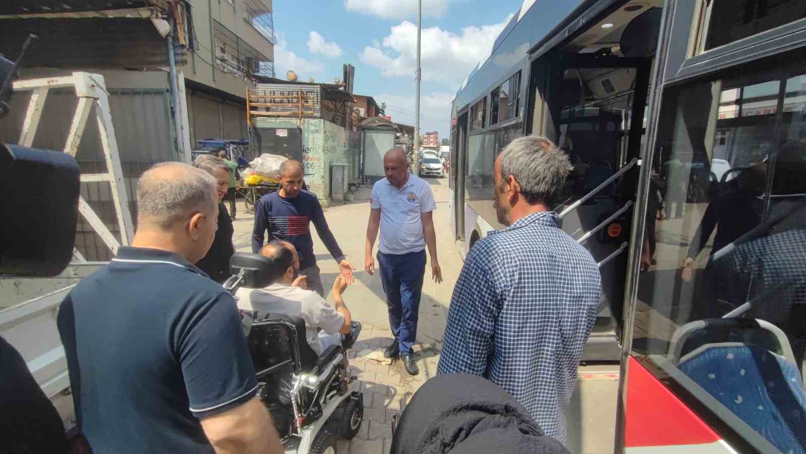 Engelli vatandaş belediye otobüsüne polis eşliğinde binebildi

