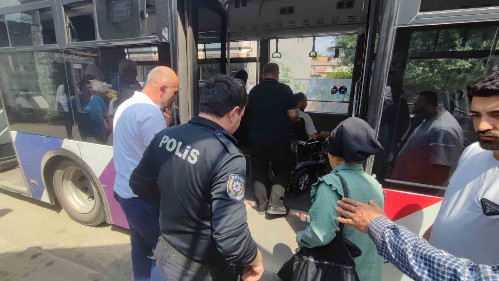 Engelli vatandaş belediye otobüsüne polis eşliğinde binebildi

