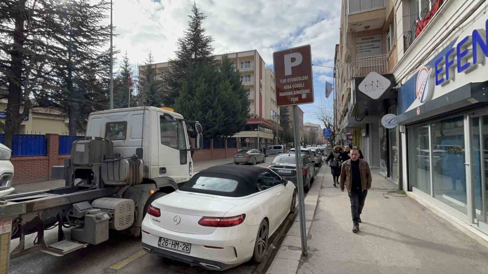 Engelli ve otobüsler için ayrılan alanlara park edilen araçlar çekilip ceza yazıldı
