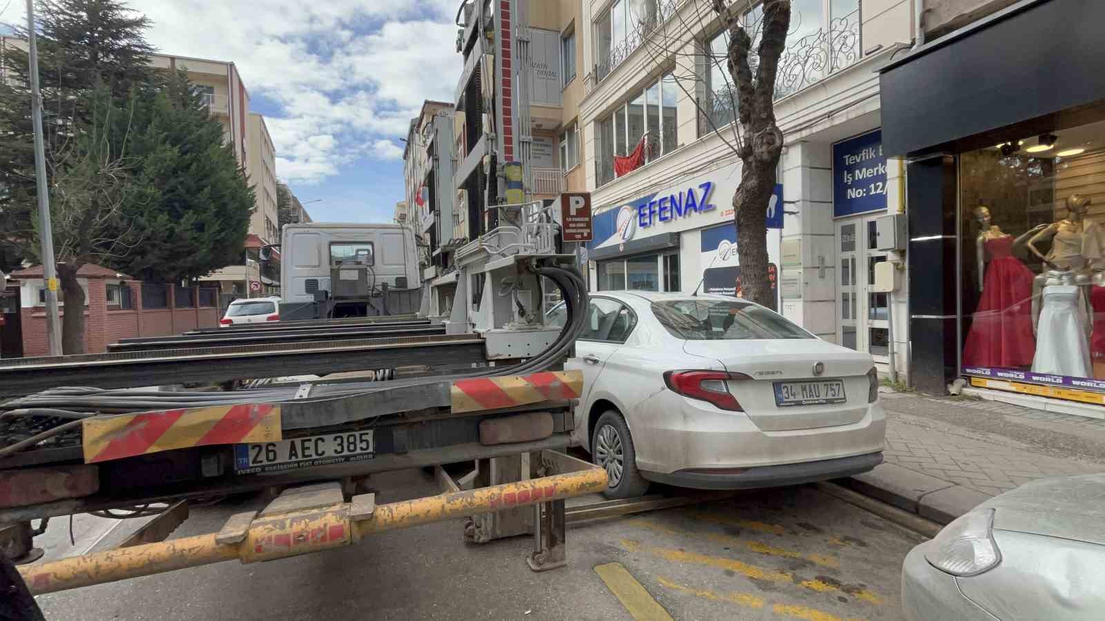Engelli ve otobüsler için ayrılan alanlara park edilen araçlar çekilip ceza yazıldı
