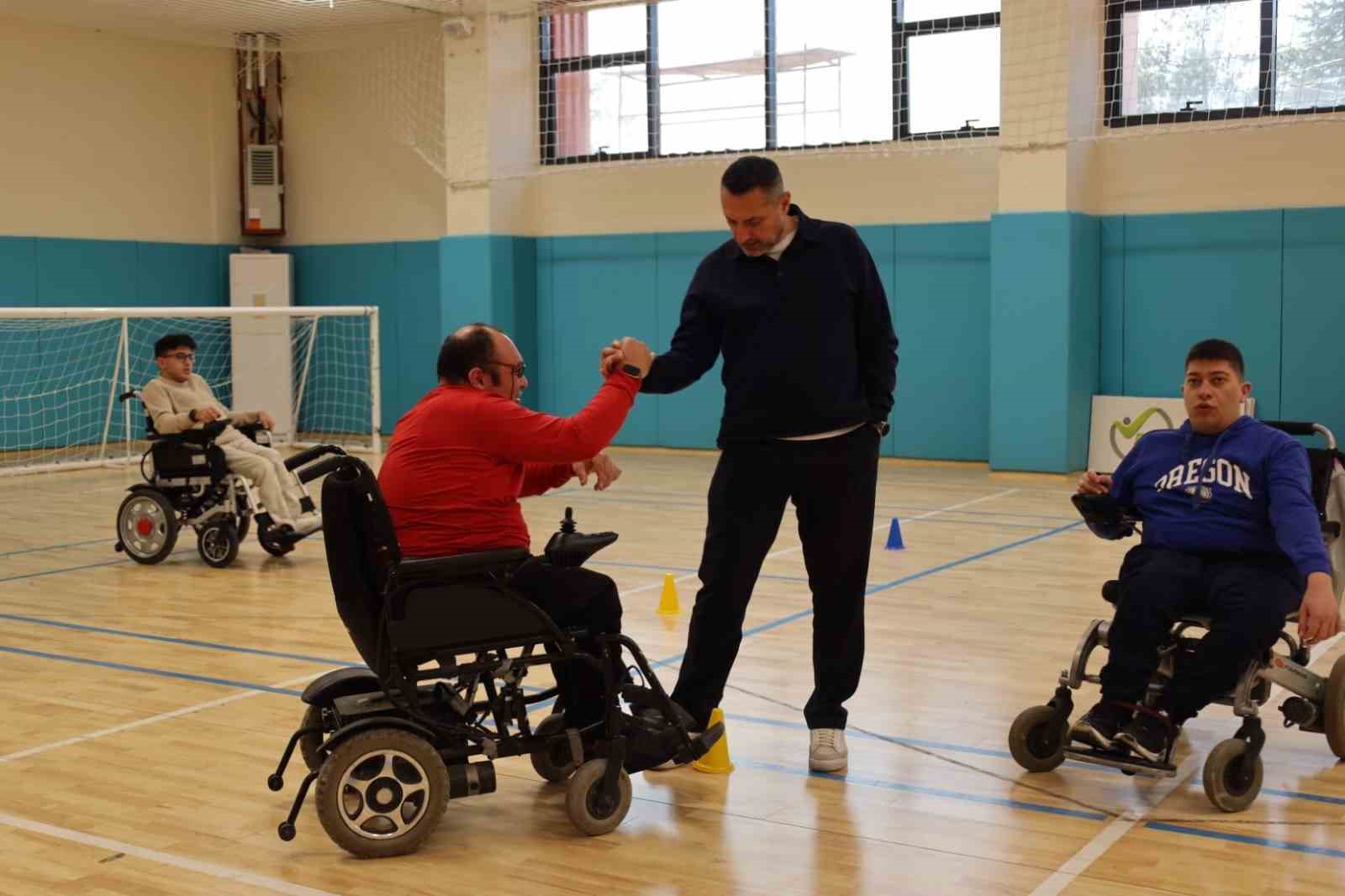 "Engellisin evlenemezsin" dediler, onlar akülü sandalyede zeybek oynuyor
"Engellisin evlenemezsin" dediler, onlar akülü sandalyede zeybek oynuyor