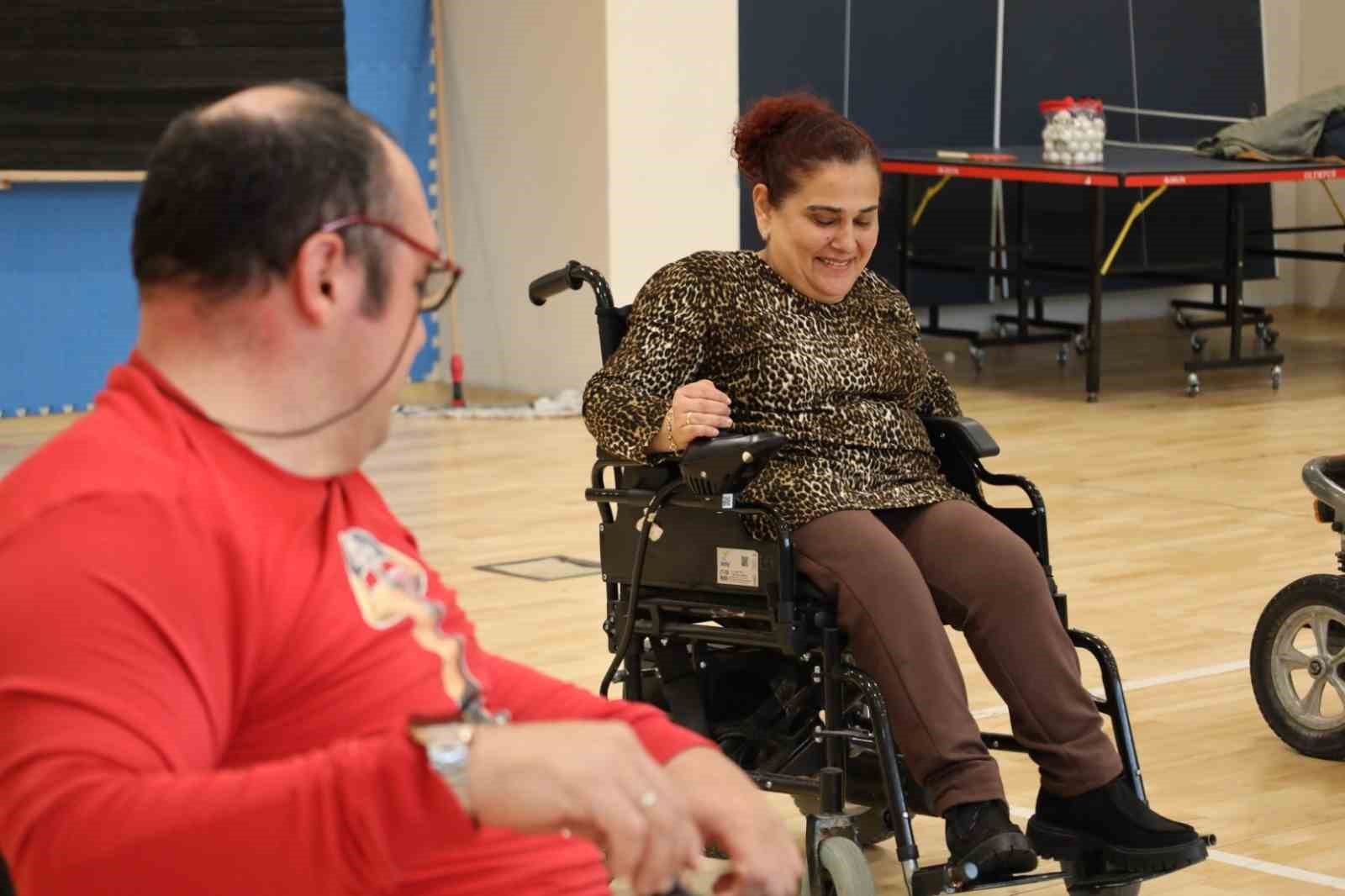 "Engellisin evlenemezsin" dediler, onlar akülü sandalyede zeybek oynuyor
"Engellisin evlenemezsin" dediler, onlar akülü sandalyede zeybek oynuyor