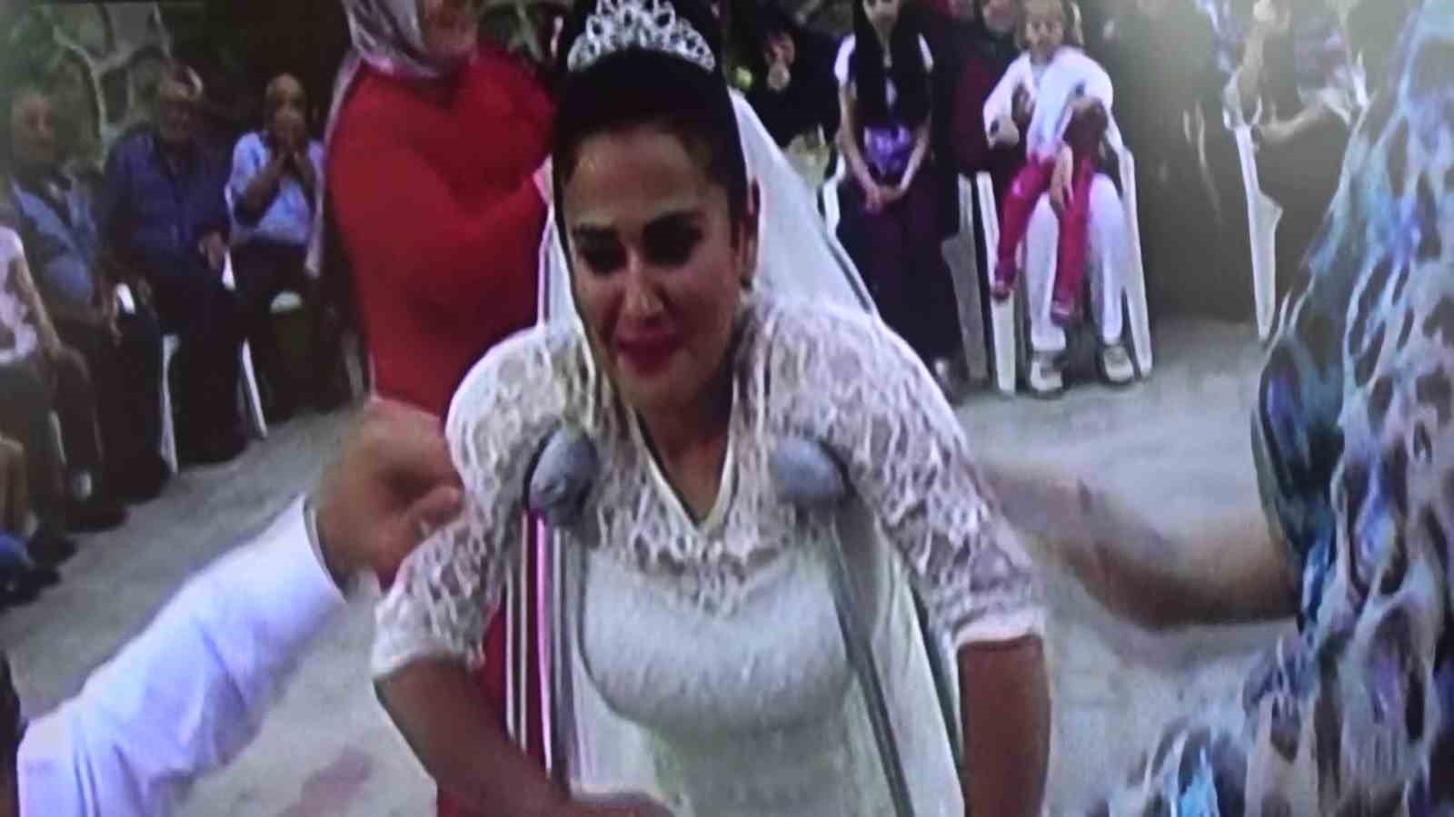 "Engellisiniz" diyenleri evlenerek, "yapamazsınız" diyenleri zeybek oynayarak susturdular
