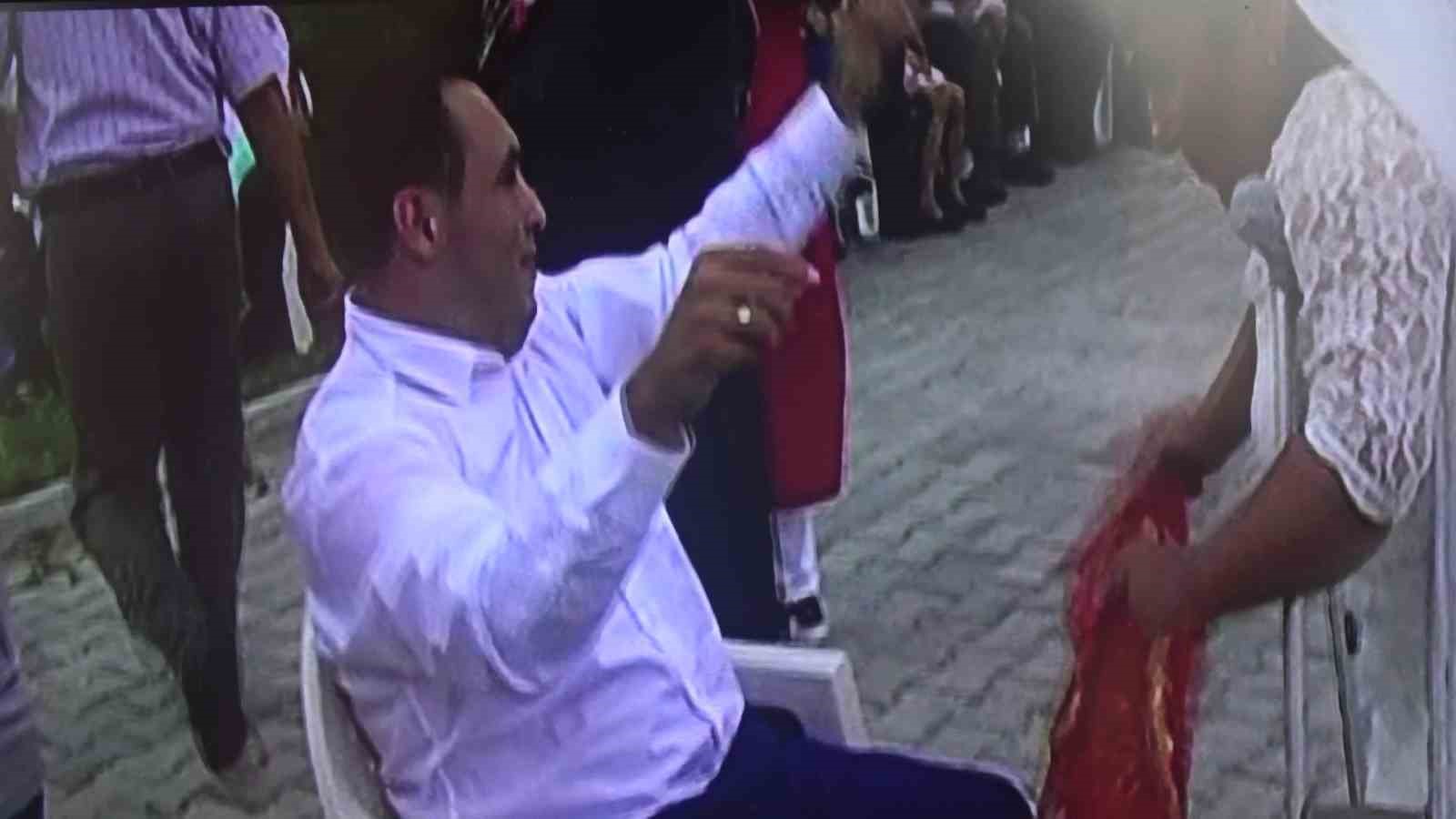 "Engellisiniz" diyenleri evlenerek, "yapamazsınız" diyenleri zeybek oynayarak susturdular
