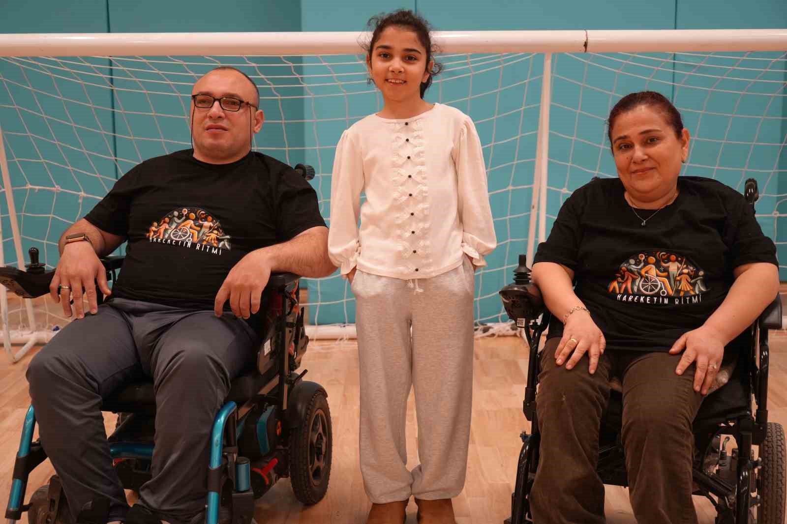 "Engellisiniz" diyenleri evlenerek, "yapamazsınız" diyenleri zeybek oynayarak susturdular
