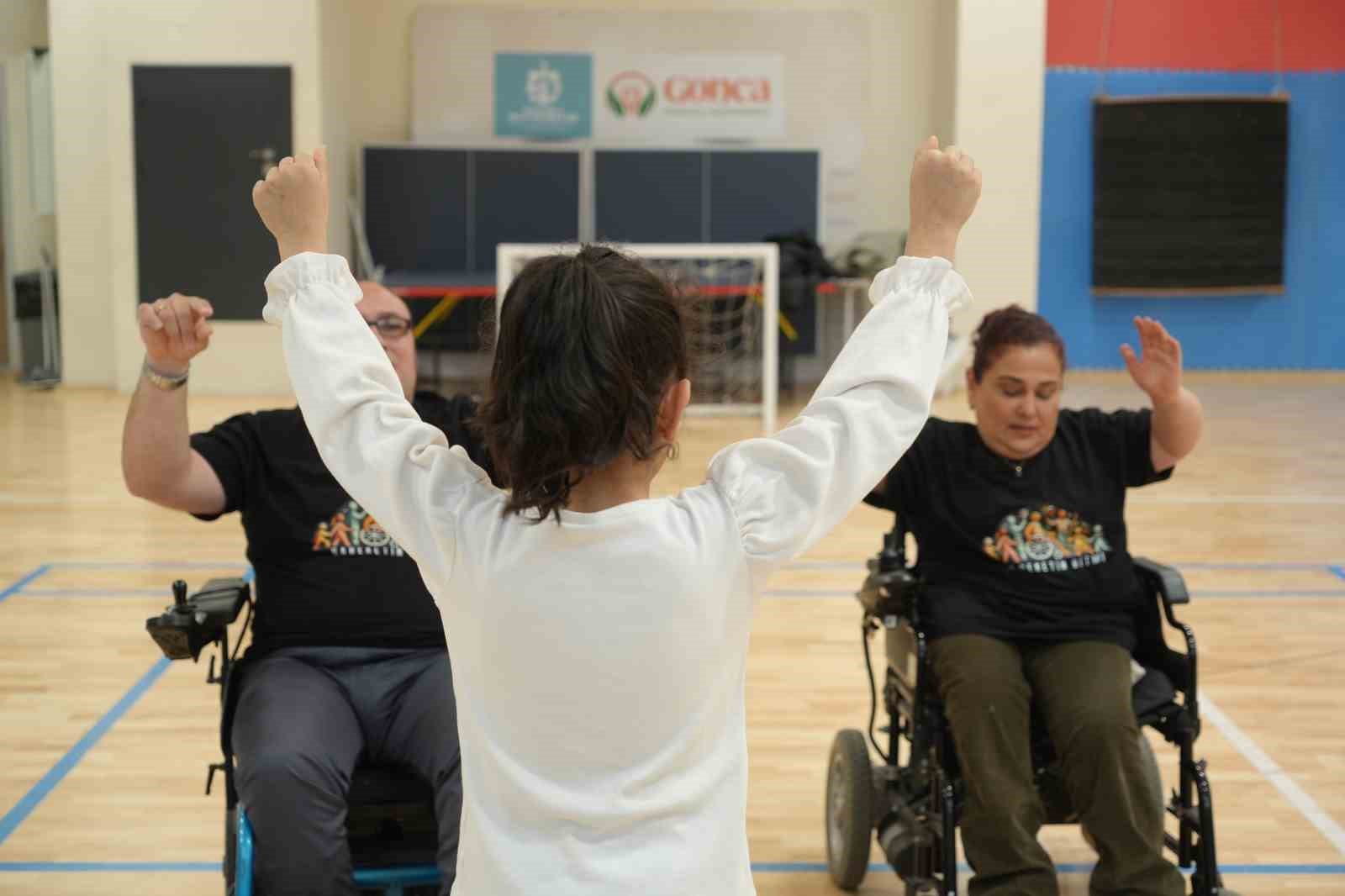 "Engellisiniz" diyenleri evlenerek, "yapamazsınız" diyenleri zeybek oynayarak susturdular
