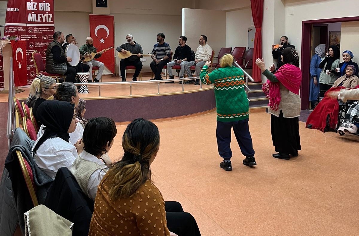 Engelsiz Yaşam Merkezi sakinlerine türkü ziyafeti
