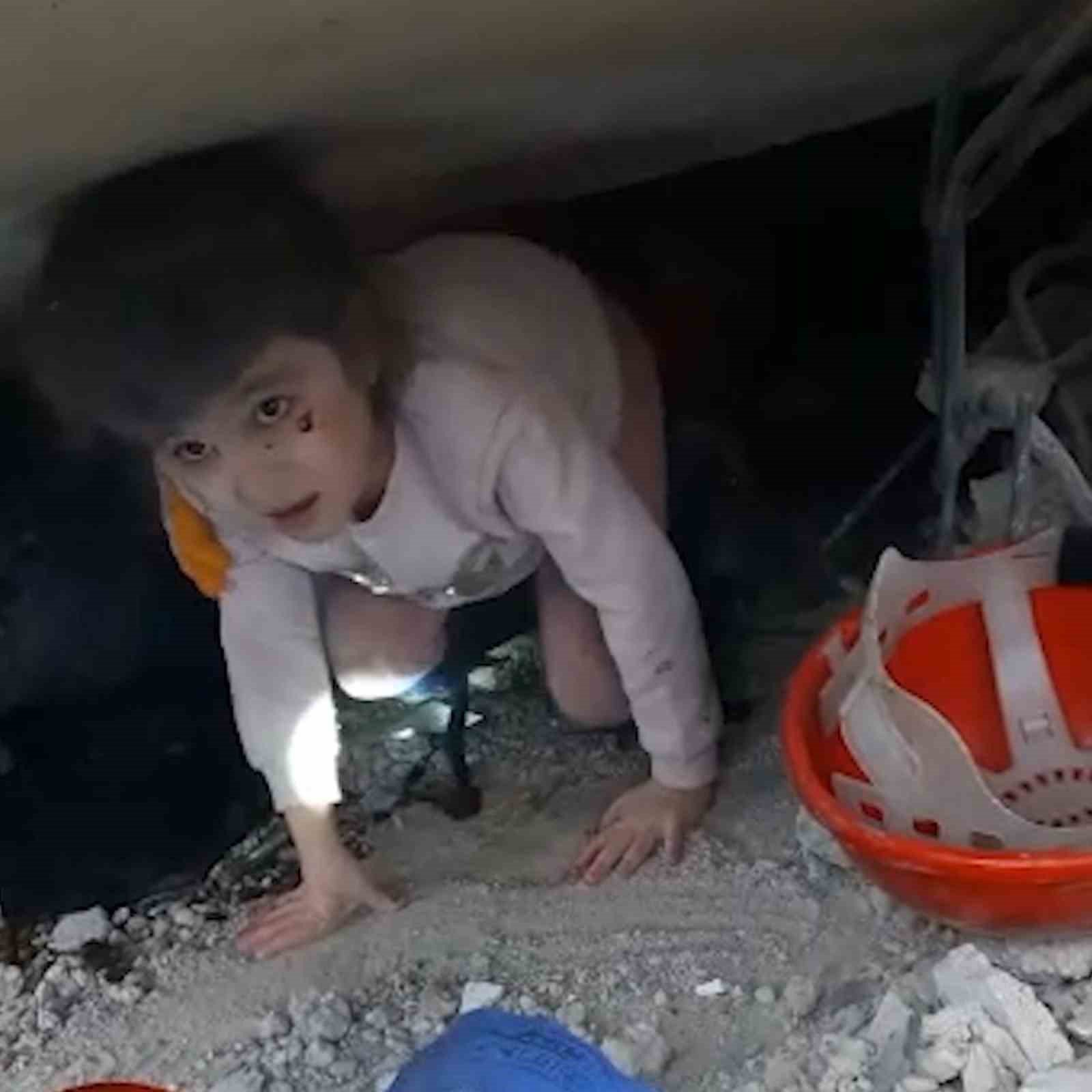 Enkaz altında hafızalara kazınan anlar: "Çay içelim" teklifi ve küçük Zehra’nın kurtuluşu
