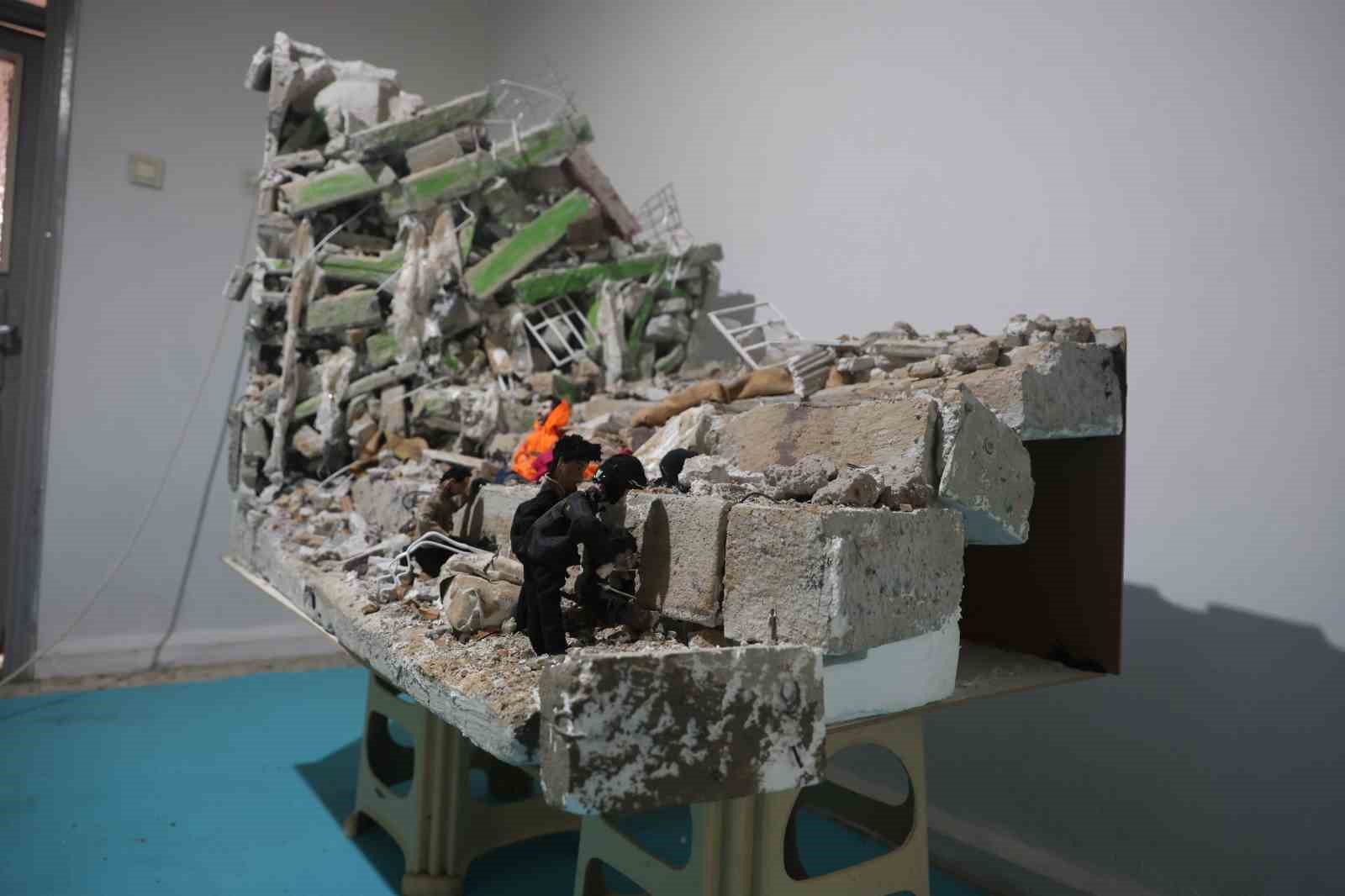 Enkaz altındaki kızının elini bir an olsun bırakmayan babanın yaşadıklarını minyatüre dönüştürdü
