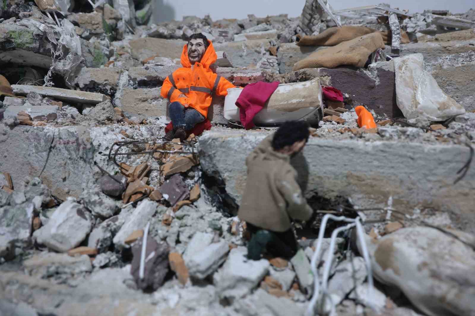 Enkaz altındaki kızının elini bir an olsun bırakmayan babanın yaşadıklarını minyatüre dönüştürdü
