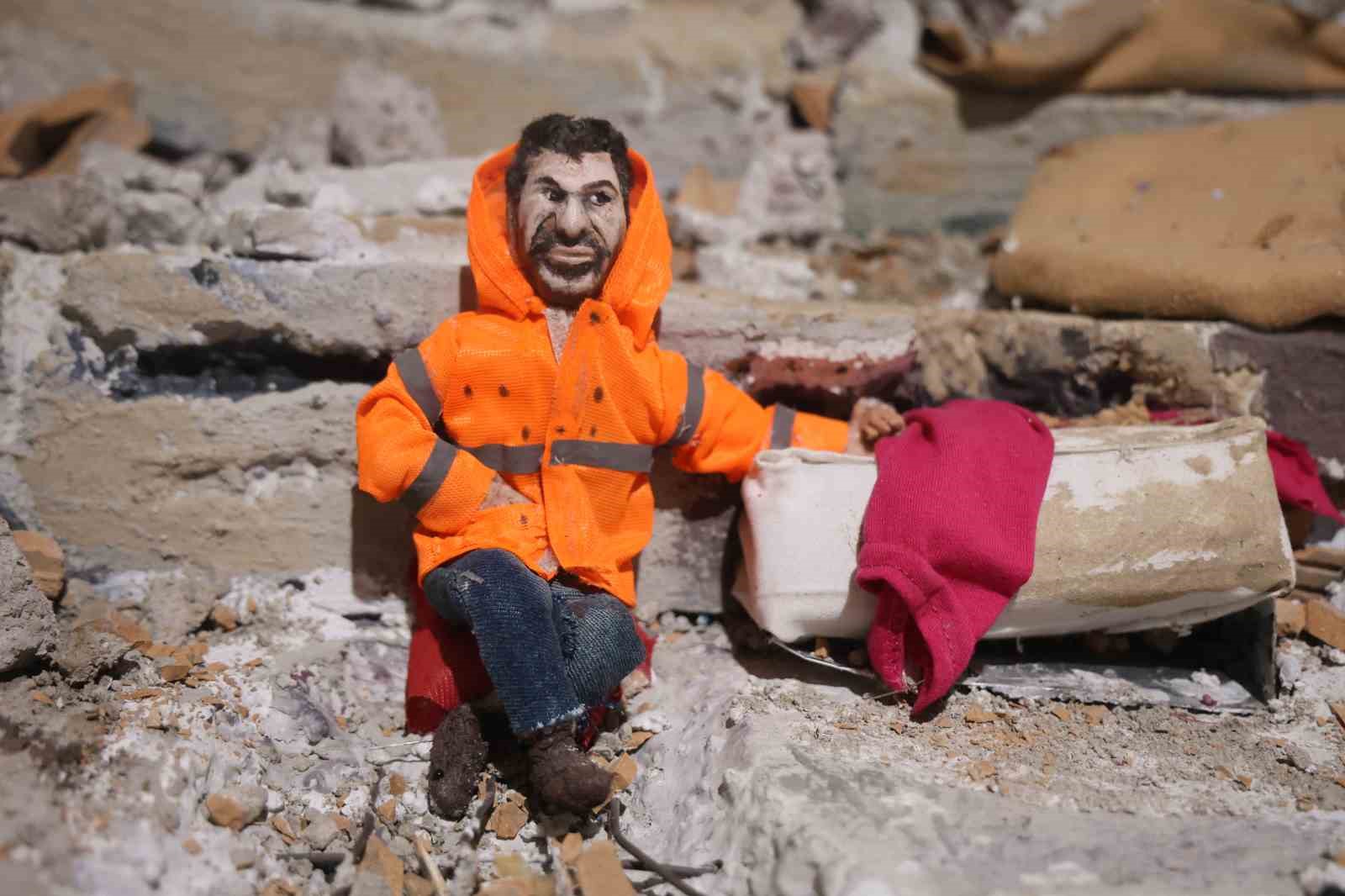 Enkaz altındaki kızının elini bir an olsun bırakmayan babanın yaşadıklarını minyatüre dönüştürdü
