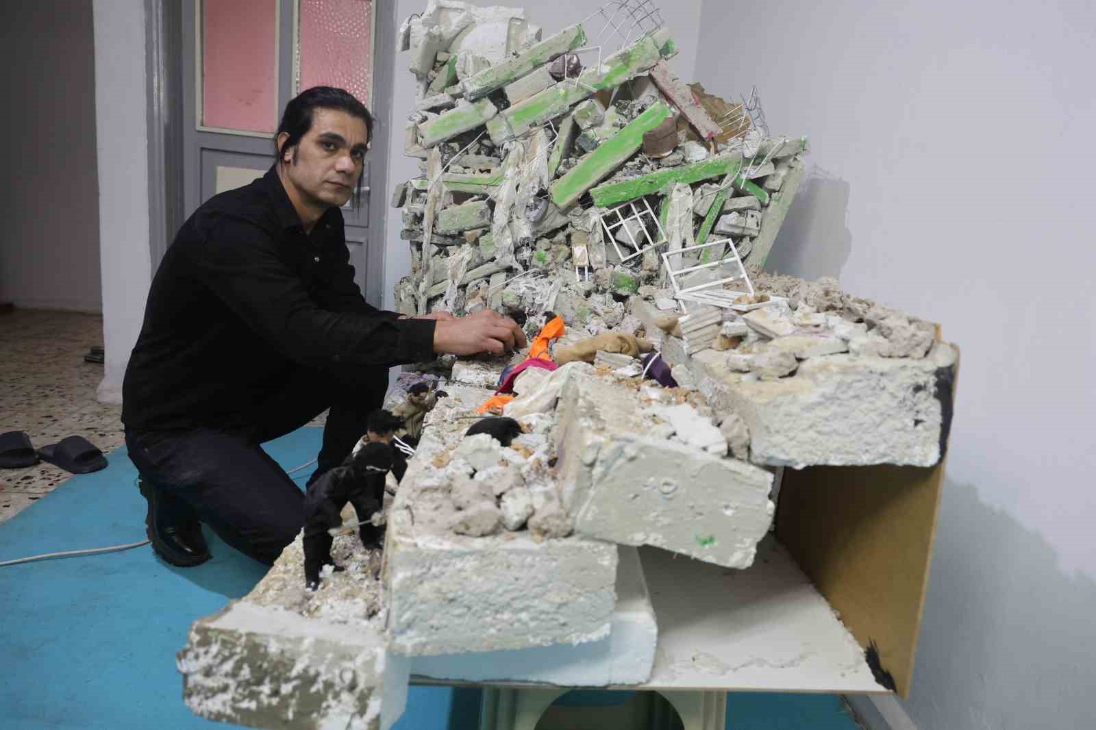 Enkaz altındaki kızının elini bir an olsun bırakmayan babanın yaşadıklarını minyatüre dönüştürdü
