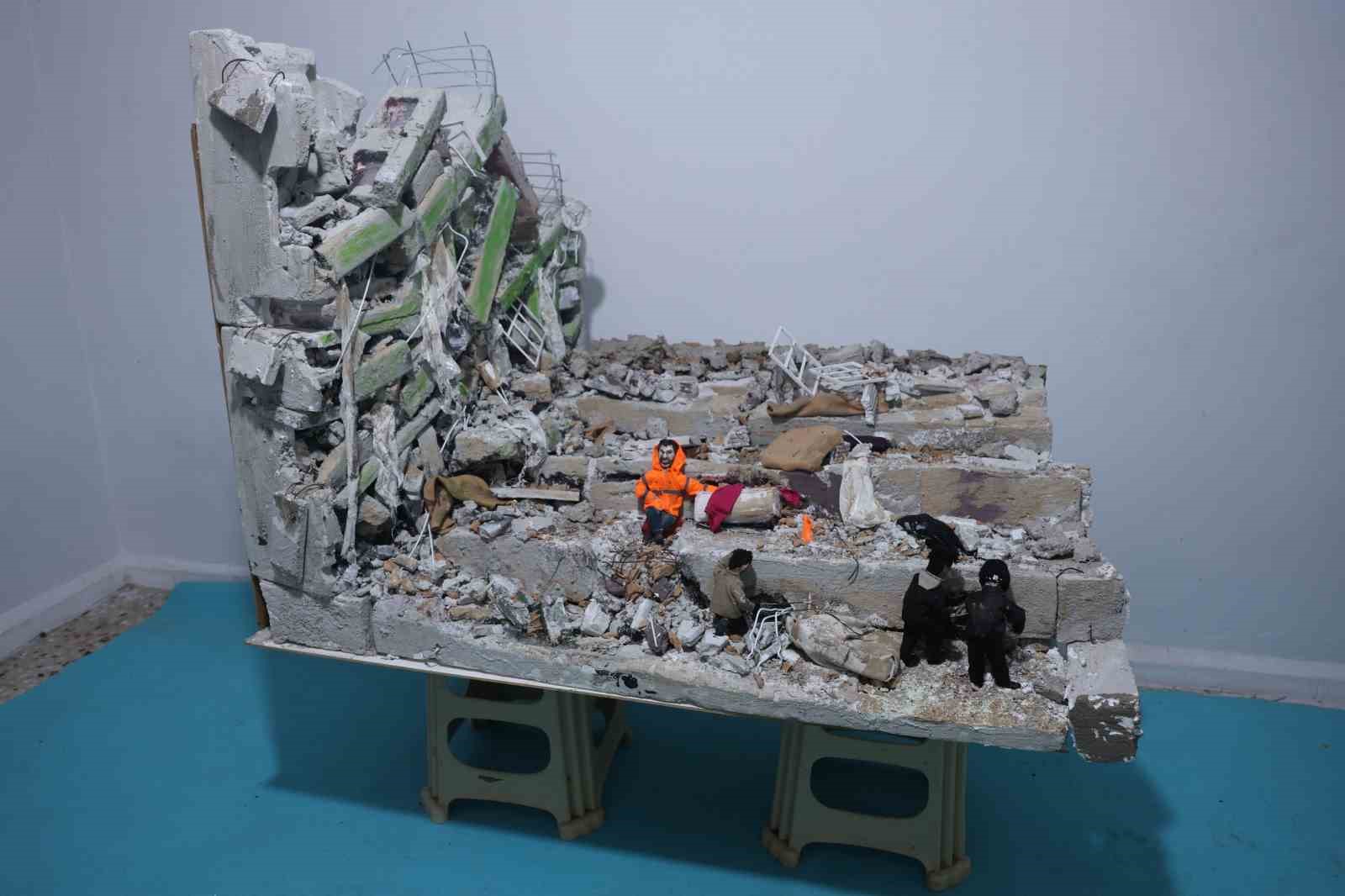 Enkaz altındaki kızının elini bir an olsun bırakmayan babanın yaşadıklarını minyatüre dönüştürdü
