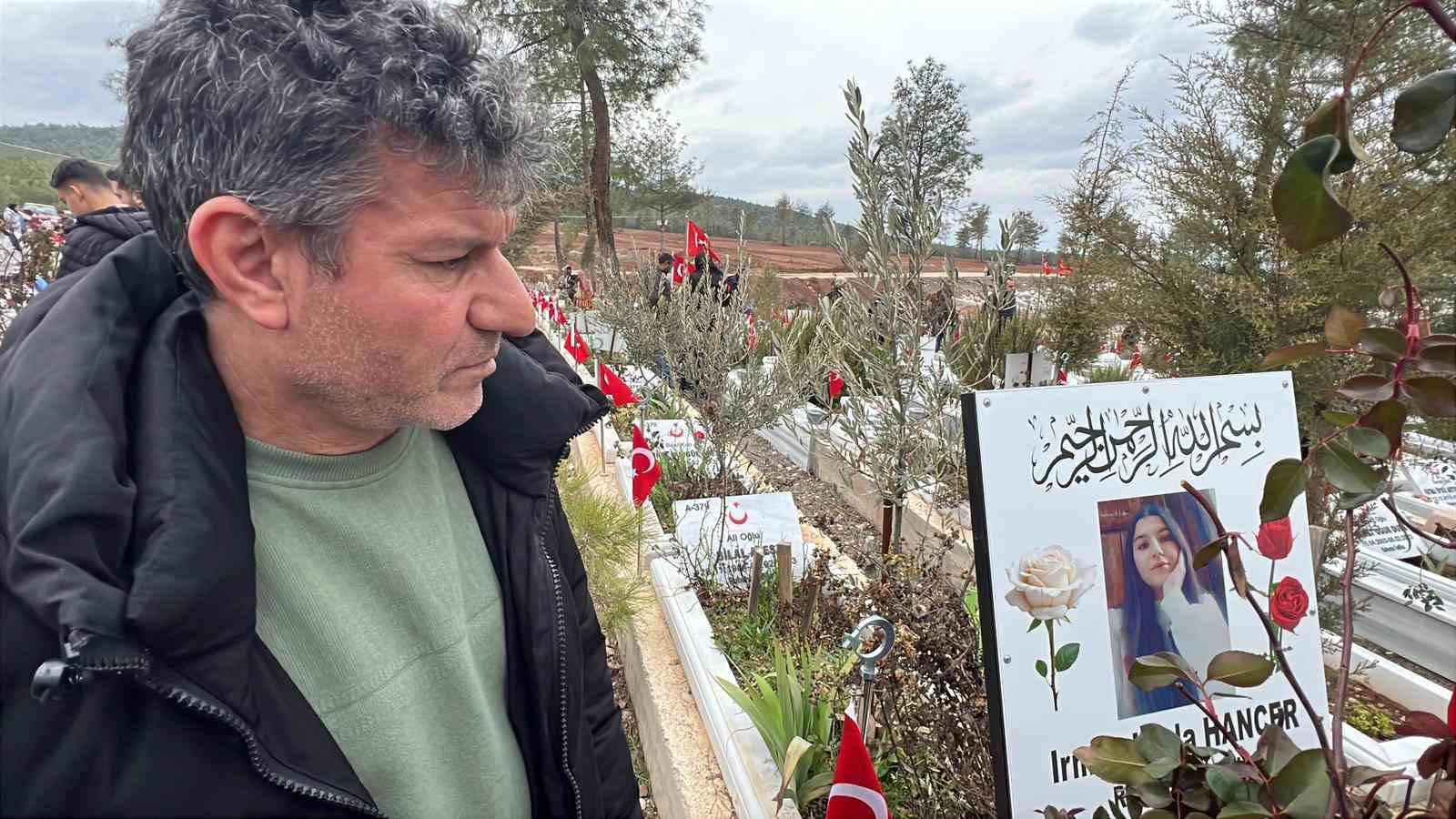 Enkaz altındaki kızının elini hiç bırakmamıştı, depremin 3. yılında kabrini ziyaret etti

