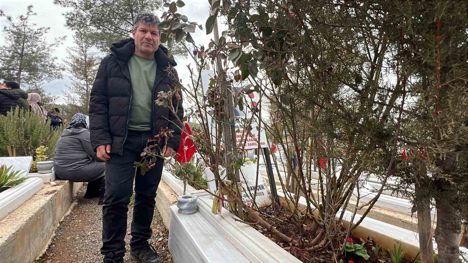 Enkaz altındaki kızının elini hiç bırakmamıştı, depremin 3. yılında kabrini ziyaret etti
