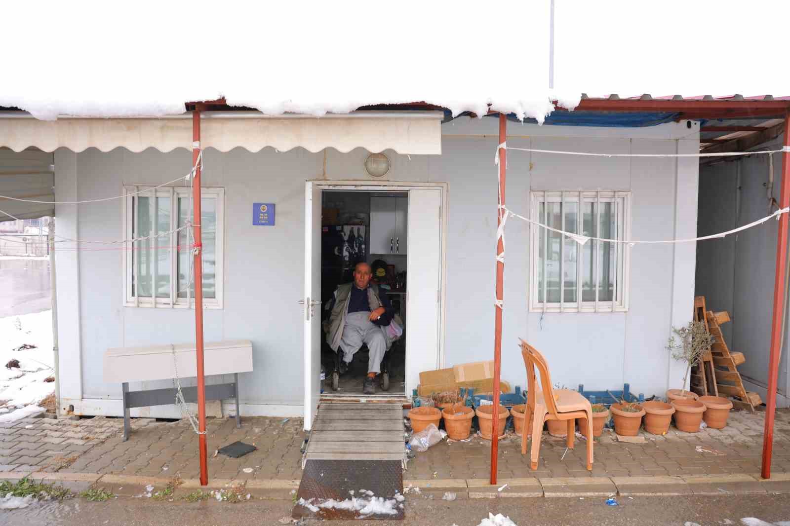 Enkazdan 6 gün sonra kurtuldu, kolunu ve bacağını kaybetti
