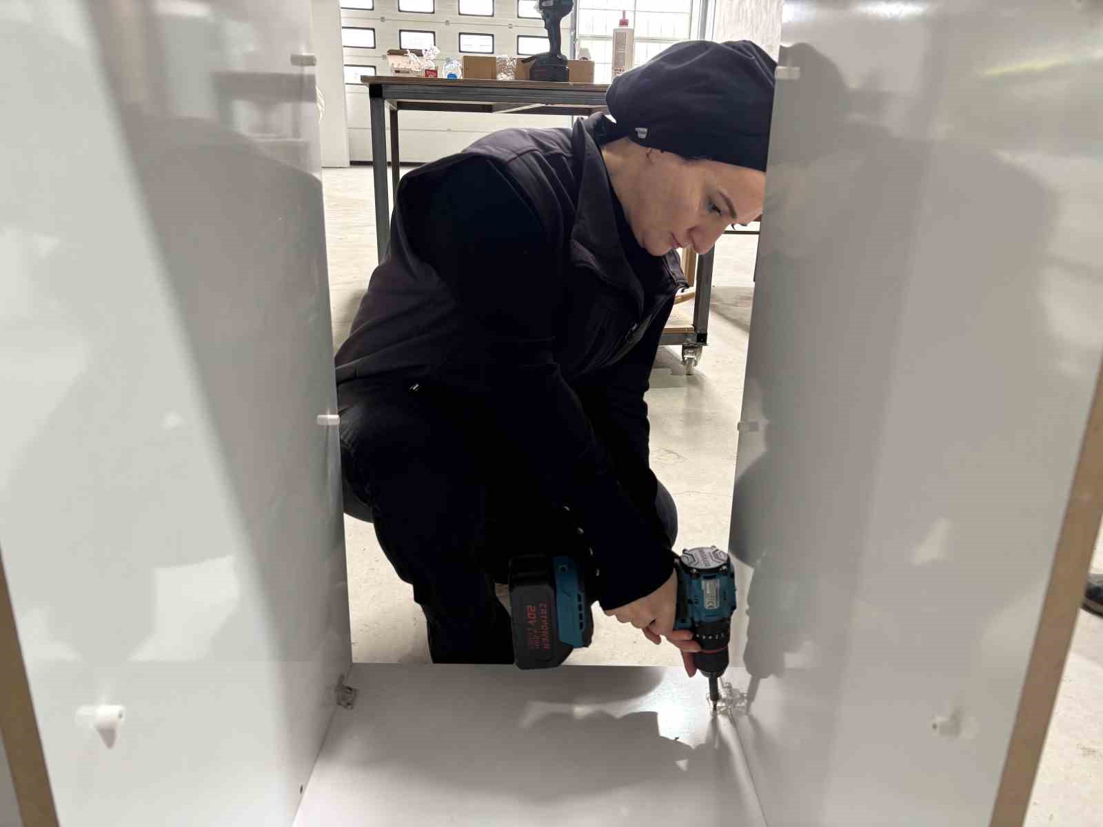 Enkazdan atölyeye bir hayat mücadelesi: İki çocuk annesi mobilyaya şekil veriyor
